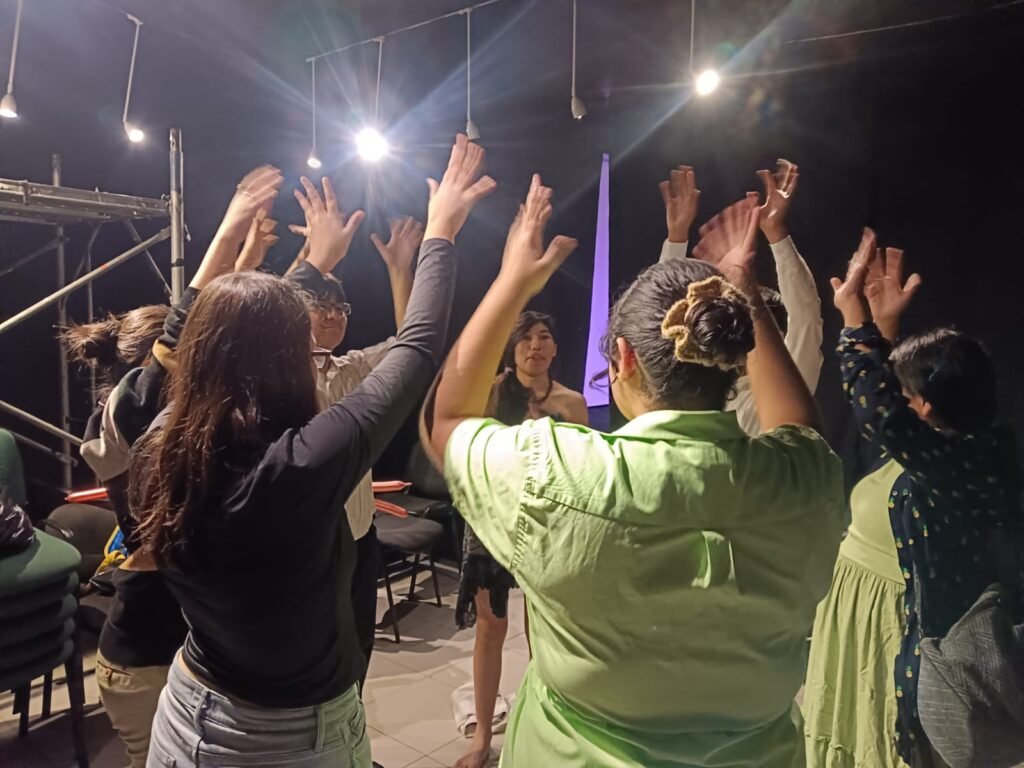 Sembrando futuro en las tablas: Estudiantes de la Escuela Nacional de Teatro transforman las vacaciones de invierno en los barrios cruceños