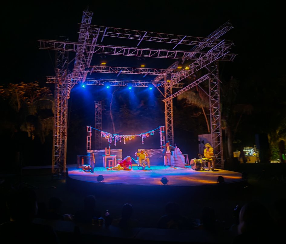 El teatro como rito crepuscular: la risa y el asombro se funden en el Teatro de la Selva